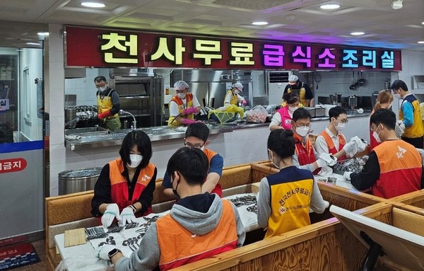 SK이노베이션 계열 구성원들이 서울 종로구의 한 급식소에서 취약계층 어르신의 식사를 위한 배식봉사를 하고 있다. 사진=SK이노베이션