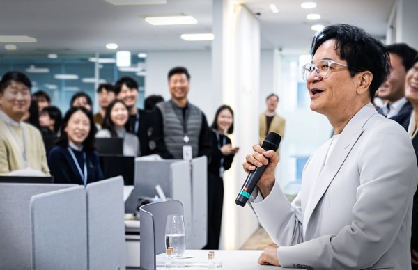 CJ그룹 이재현 회장이 지난 1월서울 용산구 동자동 CJ올리브영 본사에서 임직원들과 만나고 있다. 사진=CJ올리브영