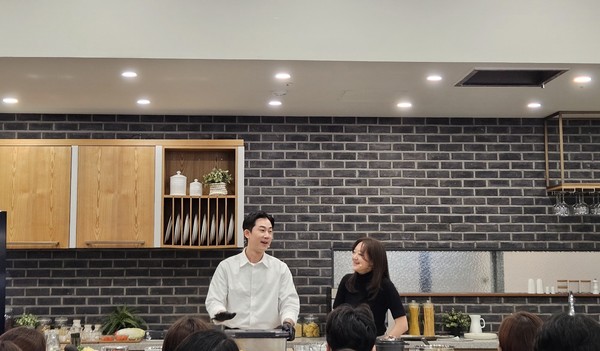 임희원 셰프가 삼성전자 '비스포크 AI 김치플러스'의 '냄새 케어 김치통'에서 김치를 꺼내고 있다. 사진=진운용 기자