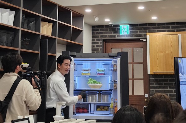 임희원 셰프가 삼성전자 '비스포크 AI 패밀리허브'에서 재료를 꺼내고 있다. 사진=진운용 기자