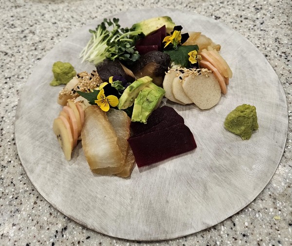 임희원 셰프가 직접 만든 '베지테리언 사시미'. 사진=진운용 기자