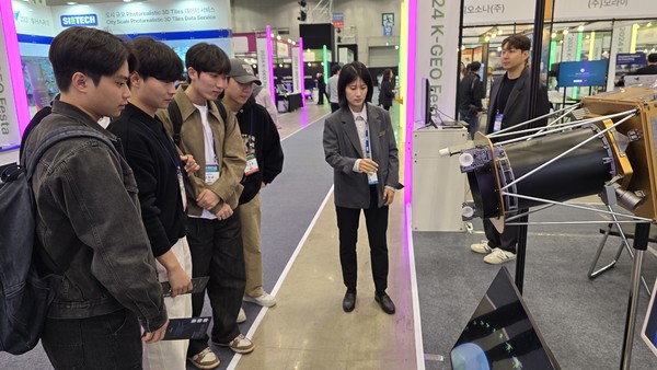 부스 방문객들이 전시품에 대한 설명을 듣고 있다. 사진=KAI