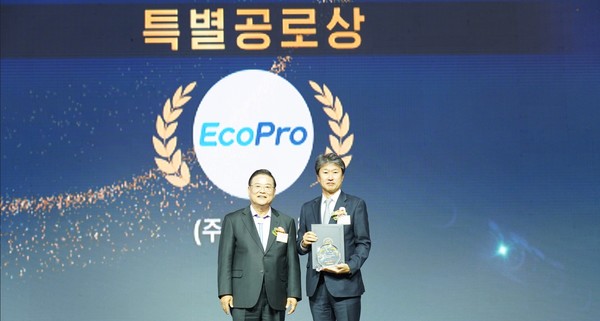 7일 지방시대위원회 주최로 강원도 춘천송암스포츠타운에서 열린 '2024년 지역 균형 발전 사업 우수사례 시상식'에서 특별공로상을 수상한 송호준 에코프로 대표(오른쪽)와 시상자 우동기 지방시대위원회 위원장 모습. 사진=에코프로