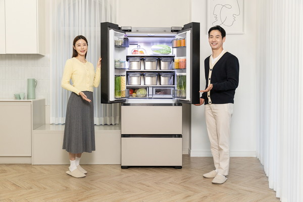 삼성전자 모델들이 '비스포크 AI 김치플러스'를 소개하고 있다. 사진=삼성전자