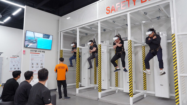LG전자가 창원 LG스마트파크에 오픈한 안전체험센터 '세이프티온(SAFETY ON)’에서 공사 현장에서의 추락사고를 VR로 체험하며 안전대 착용의 중요성을 교육 받고 있는 모습. 사진=LG전자