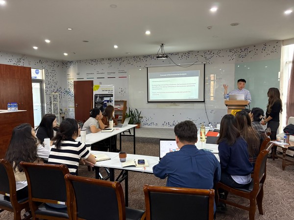 대전창조경제혁신센터가 지난달 4일간 몽골 울란바토르 현지에서 몽골 액셀러레이터 기관 직원들을 대상으로 교육·컨설팅을 진행했다. 출처=대전혁신센터