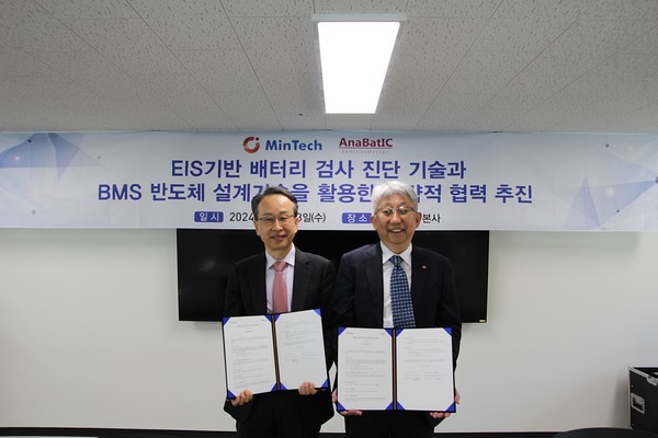 아나배틱세미 정세웅 대표(사진 왼쪽),  민테크 홍영진 대표(사진 오른쪽)가 기념촬영을 하고 있다. 사진=민테크