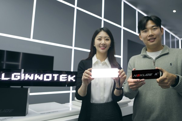 LG이노텍 직원들이 차량 전방용 조명 모듈 '넥슬라이드 A+' 샘플을 선보이고 있다. 사진=LG이노텍