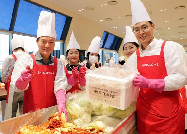 신세계백화점이 사랑의 김장 나눔 행사를 진행했다. 사진=신세계백화점