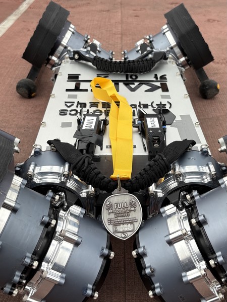 마라톤 풀코스 완주 메달을 목에 건 '라이보2'. 출처=카이스트