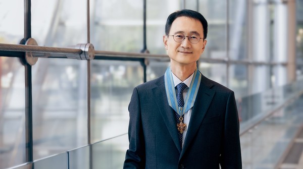 제48회 국가생산성대회에서 국가생산성대상 동탄산업훈장을 받은 SK하이닉스 최우진 부사장. 사진=SK하이닉스