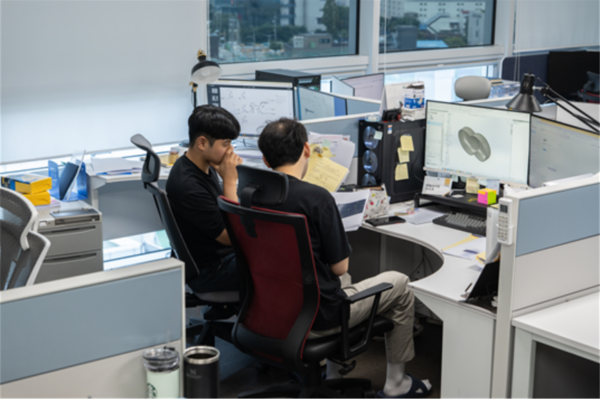 직원들이 업무를 보고 있다. 출처=충남TP