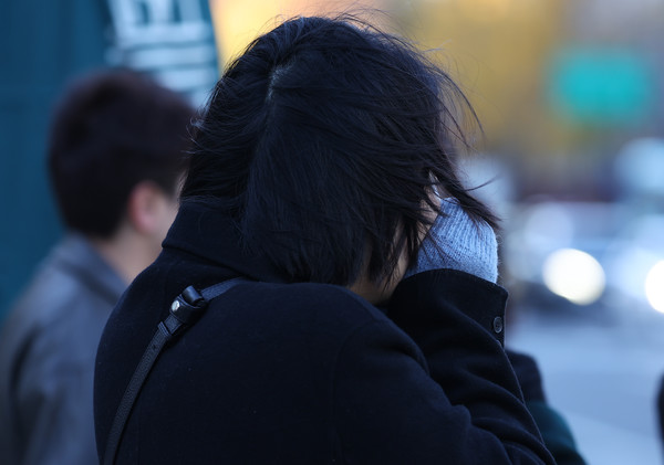 아침 최저기온이 영하권으로 내려간 지난 18일 서울 종로구 광화문광장 인근에서 시민들이 이동하고 있다. 사진=연합뉴스