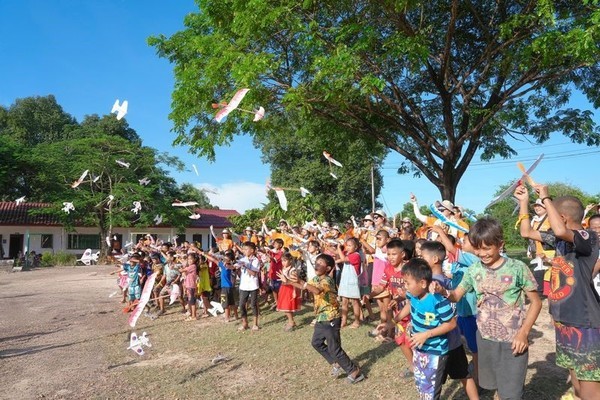 교보다솜이글로벌봉사 단원들과 라오스 나노마을 아이들이 지난달 16일 마을 초등학교 운동장에서 완성된 비행기를 날리는 모습. 사진=교보생명