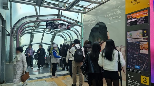 22일 오후 성수역 3번 출구로 다수의 시민들이 나가고 있다. 사진=이하영