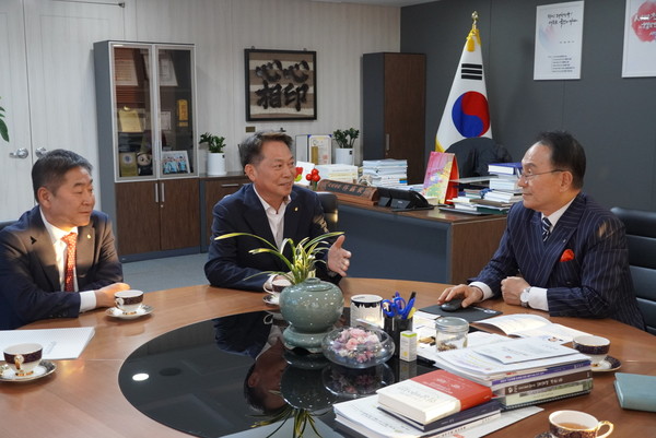 조소행 충남신용보증재단 이사장(가운데)이 최근 박상돈 천안시장과 정책간담회를 가졌다. 출처=충남신보 
