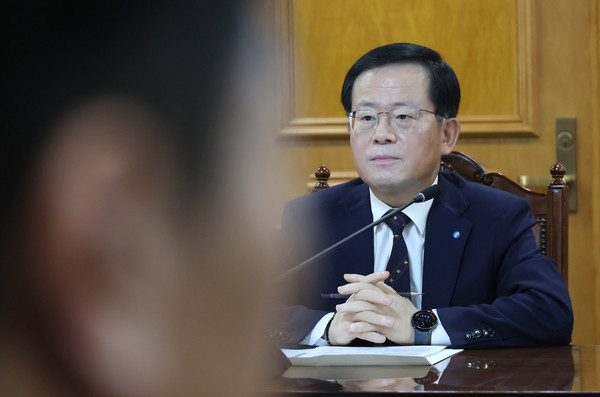 지난 10일 서울 중구 은행회관에서 열린 금융감독원장-은행장 간담회에서 조병규 우리은행장이 이복현 금감원장의 발언을 듣고 있다. 출처=연합뉴스