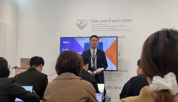 박원빈 페덱스 익스프레스 코리아 지사장이 26일 경기도 김포 생명과학센터 확장 오픈 기념 기자간담회에서 발표하고 있다. 사진=이하영