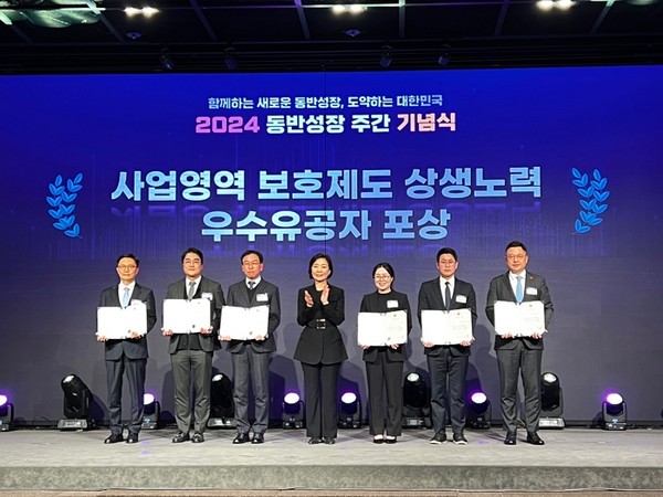 윤홍립 신세계사이먼 상무(오른쪽 끝)가 중기부 장관 표창을 받고 기념 사진을 촬영하고 있다. 사진=신세계사이먼