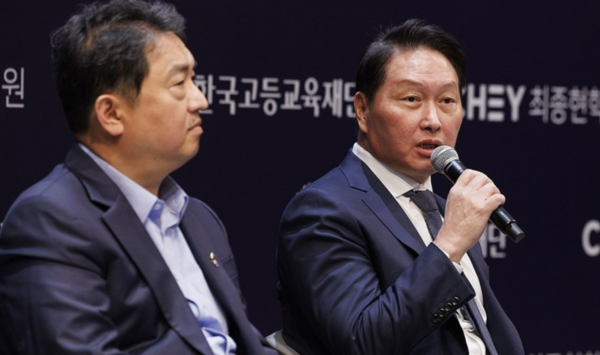 한국고등교육재단과 최종현 학술원 이사장인 최태원 SK그룹 회장이 26일 오후 서울 광진구 워커힐 컨벤션에서 열린 한국고등교육재단 창립 50주년 미래인재 콘퍼런스 인재토크 패널로 참석해 미래 인재상에 대한 의견을 말하고 있다. 사진=연합뉴스