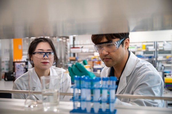 삼양홀딩스 바이오팜그룹 연구원들이 실험을 진행하고 있다. 사진=삼양홀딩스