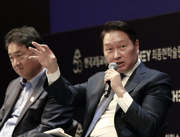 최태원 SK그룹 회장(오른쪽)이 26일 서울 광진구 워커힐호텔에서 열린 한국고등교육재단 창립 50주년 ‘미래인재 컨퍼런스’의 ‘인재Talk’ 세션에 참석해 토론하고 있다. 왼쪽은 이석재 서울대 철학과 교수. 사진=SK