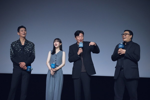 디즈니+가 21일 ‘디즈니 콘텐츠 쇼케이스 APAC 2024’(싱가포르)에서 진행된 신작 ‘조명가게’의 무대 인사 사진을 공개했다. 주연배우 주지훈, 박보영, 김희원 감독, 강풀 작가가 참석해 작품을 소개했다. (사진 제공 = 월트디즈니)