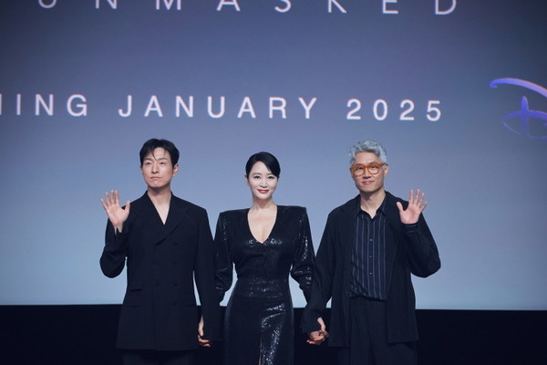 디즈니+가 21일 ‘디즈니 콘텐츠 쇼케이스 APAC 2024’(싱가포르)에서 진행된 신작 ‘트리거’의 무대 인사 사진을 공개했다. 주연배우 김혜수, 정성일, 유선동 감독이 참석해 작품을 소개했다. (사진 제공 = 월트디즈니)