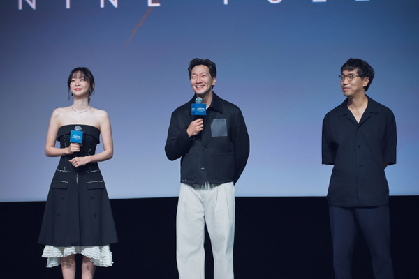 디즈니+가 21일 ‘디즈니 콘텐츠 쇼케이스 APAC 2024’(싱가포르)에서 진행된 신작 ‘나인 퍼즐’의 무대 인사 사진을 공개했다. 주연배우 김다미, 손석구, 윤종빈 감독이 참석해 작품을 소개했다. (사진 제공 = 월트디즈니)