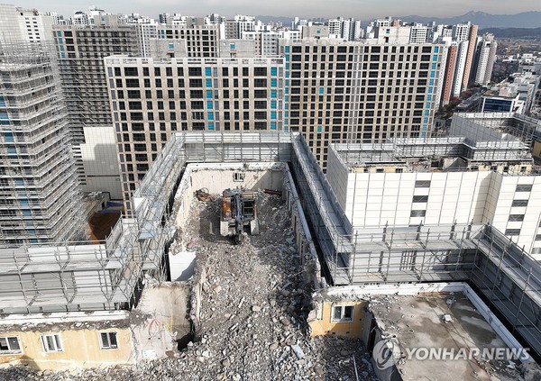 19일 검단신도시 AA13-2블록 아파트 건설 현장에 포크레인이 올라와 있다. 사진=연합뉴스