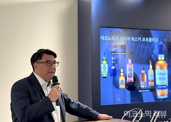 프란츠 호튼 페르노리카코리아 대표가 27일 기자간담회에서 발표하고 있다. 사진=이코노믹리뷰 서예림 기자