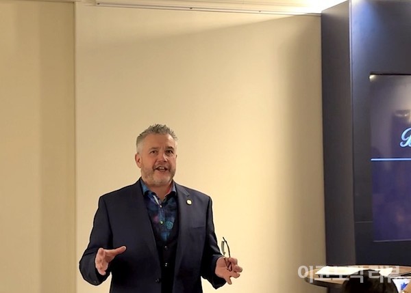 샌디 히슬롭 발렌타인 마스터 블렌더가 27일 기자간담회에서 발표하고 있다. 사진=이코노믹리뷰 서예림 기자