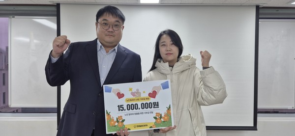 코레일테크 신주환 경영본부장(왼쪽)이 28일 한국노인인력개발원에 후원금을 전달하고 기념촬영을 하고 있다. 출처=코레일테크 