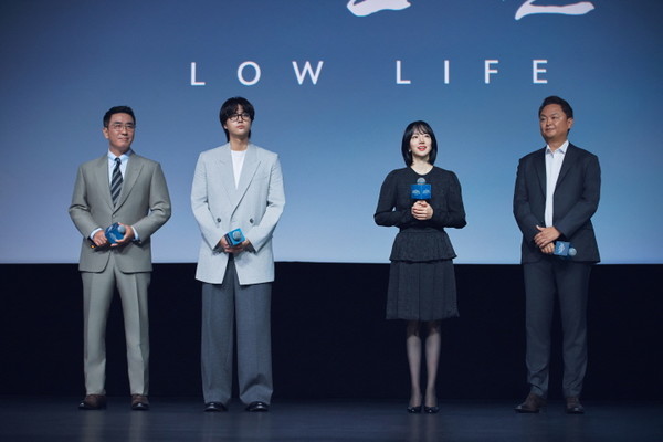 디즈니+가  21일 ‘디즈니 콘텐츠 쇼케이스 APAC 2024’(싱가포르)에서 진행된 신작 ‘파인: 촌뜨기들’의 무대 인사 사진을 공개했다. 주연배우 류승룡, 양세종, 임수정, 강윤성 감독이 참석해 작품을 소개했다. (사진 제공 = 월트디즈니)