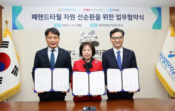 진재승 유한킴벌리 대표(오른쪽)가 핸드타월 자원순환 3자 MOU를 체결하고 있다. 사진=유한킴벌리