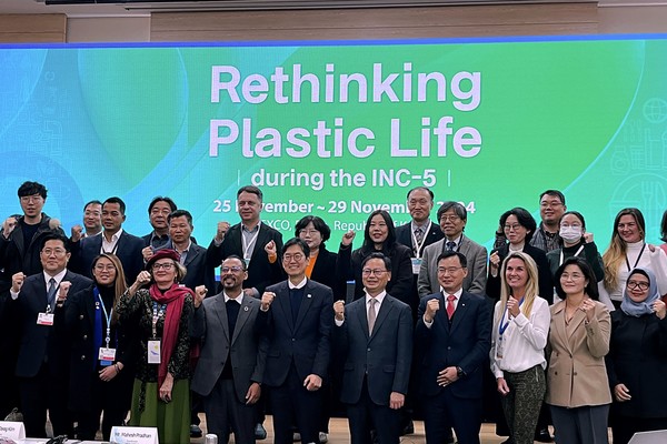 부산에서 열린 유엔 플라스틱 협약 ‘제5차 정부간협상위원회(INC-5)’에서 송윤홍 우리금융지주 송윤홍 부사장(아래 오른쪽에서 네 번째), 김성범 해양수산부 해양정책실장(오른쪽에서 다섯 번째), 김종덕 해양수산개발원장(오른쪽에서 여섯 번째) 등이 기념촬영을 하고 있다. 출처=우리금융그룹