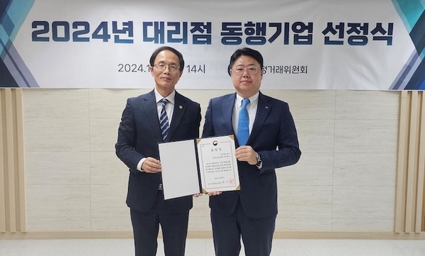 조홍선 공정거래위원회 부위원장(왼쪽)과 강진희 CJ제일제당 식품영업본부장이 기념 촬영을 하고 있다. 사진=CJ제일제당