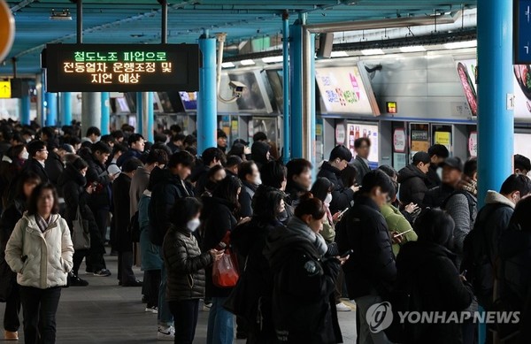 전국철도노동조합이 총파업에 돌입한 5일 오전 서울 지하철 1호선 신도림역 승강장에서 승객들이 열차를 기다리고 있다. 사진=연합뉴스