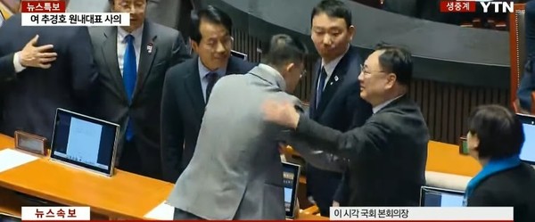 7일 안철수, 김예지 국민의힘 의원과 야당 의원들이 윤석열 대통령 탄핵안에 대한 투표를 마친후, 10여분 지나 김상욱 국민의힘 의원이 본회의장으로 돌아와 투표에 참여했다. 사진 = YTN 캡처.