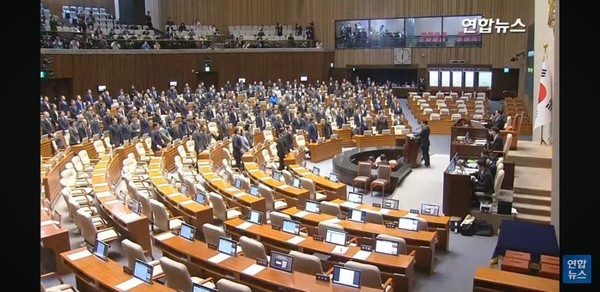 박찬대 더불어민주당 원내대표가 윤석열 대통령 탄핵·김건희 여사 특검법 표결을 앞둔 7일 오후 서울 여의도 국회 본회의장에서 대통령 탄핵소추안 제안설을 하고 있다. 사진 = 연합뉴스TV 캡처.