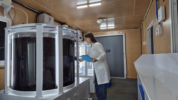 풀무원기술원 연구원이 바이오리엑터로 불리는 큰 수조 안에서 재배되고 있는 육상 양식 김을 연구하고 있다. 사진=풀무원