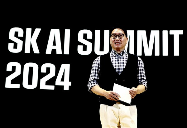 최태원 SK그룹 회장이 지난 11월 서울 강남구 코엑스에서 열린 'SK AI 서밋 2024'에서 ‘함께하는 AI, 내일의 AI(AI together, AI tomorrow)’를 주제로 기조 연설을 하고 있다. 사진=SK하이닉스