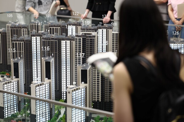 지난 8월 서울의 한 재건축 단지 견본주택에서 고객들이 주택 모형을 살피고 있다. 사진=연합뉴스