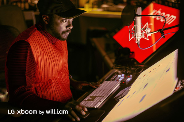 LG전자가 세계적인 뮤지션 '윌아이엠'과 손잡고 무선 오디오 브랜드 'LG 엑스붐'을 재단장한다. 사진은 윌아이엠이 LG 엑스붐의 사운드 정체성을 새로 정립하기 위해 작업중인 모습. 사진=LG전자
