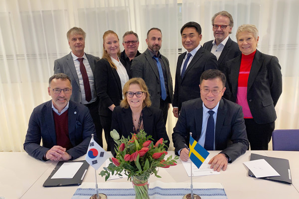 대한전선이 스웨덴 전력청과 계약 이후 기념촬영을 하고 있다. 첫줄 우측부터 대한전선 에너지해외사업부 남정세 상무, 스웨덴 전력청 CEO Lotta Medelius-Bredhe. 사진=대한전선