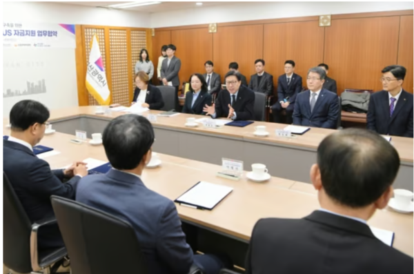  부산시는 10일 시청 국제의전실에서 부산신용보증재단과 시중은행 등이 참석한 가운데  '부산시 소상공인·자영업자 비타민 플러스 자금지원' 업무협약을 체결했다. 출처=부산시