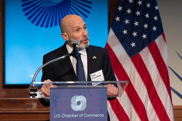 12월 10일(화, 현지시각 기준) 미국 워싱턴D.C. 미국상공회의소에서 개최된 ‘제35차 한미재계회의 총회’에서 에반 그린버그 미한재계회의 위원장이 환영사를 하고 있다. 사진=한국경제인협회