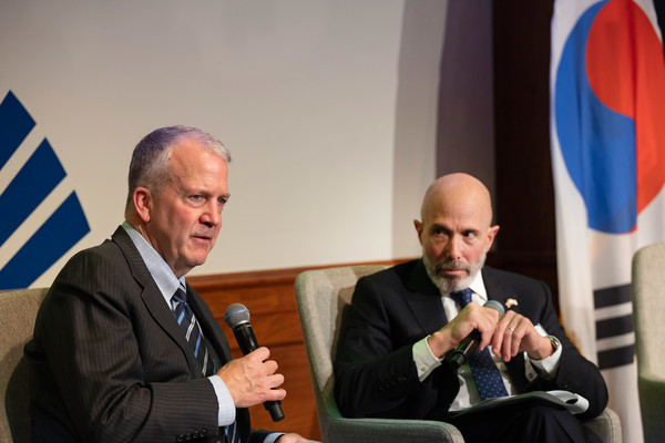 12월 10일(화, 현지시각 기준) 미국 워싱턴D.C. 미국상공회의소에서 개최된 ‘제35차 한미재계회의 총회’에서 댄 설리번 상원의원(왼쪽, 공화당-알래스카)이 에반 그린버그 미한재계회의 위원장(오른쪽)과 대담을 나누고 있다. 사진=한국경제인협회