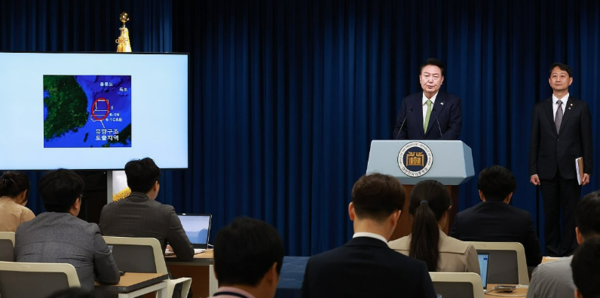 윤석열 대통령이 지난 6월 3일 오전 서울 용산 대통령실 청사 브리핑실에서 열린 국정브리핑에 참석해 동해 석유·가스 매장과 관련해 설명하고 있다. 윤 대통령 오른쪽은 국정브리핑에 배석한 안덕근 산업통상자원부 장관. 사진=연합뉴스