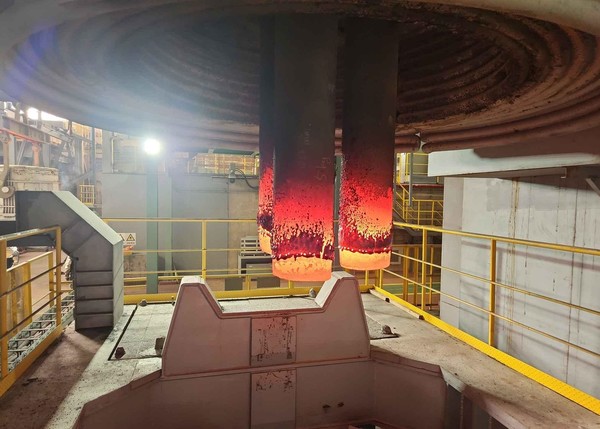 포스코퓨처엠이 제조기술을 국산화한 직경 300mm의 UHP(Ultra High Power)급 전극봉. 사진=포스코퓨처엠